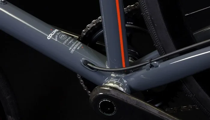 Decalco su telaio di bicicletta con striscia arancione