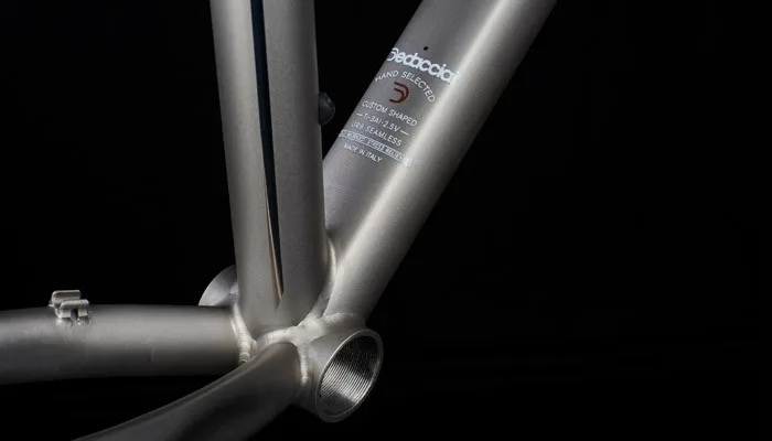 Decalco su telaio di bicicletta in acciaio con finitura satinata.