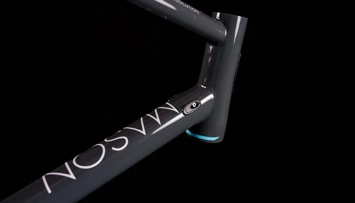 Decalco su telaio bicicletta. Dettaglio del tubo sterzo e tubo obliquo con scritta.