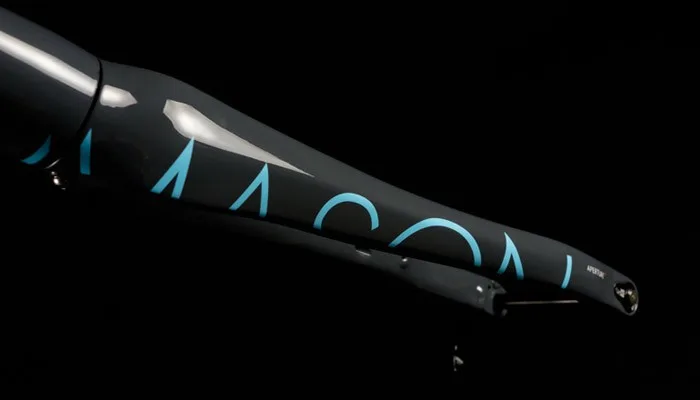 Dettaglio decalco forcella bicicletta con finitura e logo Mason