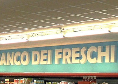 Insegna a lettere singole in polistirolo per allestimento supermercato Penny Market