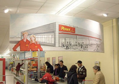 Pannello stampato curvo in sospensione all'interno di un supermercato Penny Market.