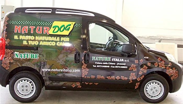 Furgone con grafica personalizzata per 'Natur Dog', Personalizzazione completa del veicolo con immagini di snack per cani e disegni di elementi naturali