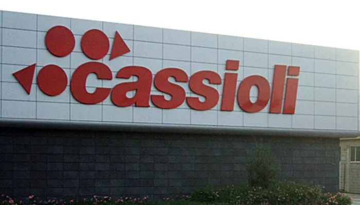 Insegna luminosa Cassioli a lettere singole in rilievo