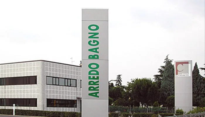 Insegna luminosa a totem bifacciale per azienda di Arredo bagno.