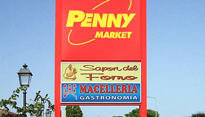 Insegna a totem luminosa bifacciale Penny Market e affiliati