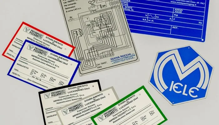 Targhette adesive in carta e in allumino per applicazione su macchinari industriali