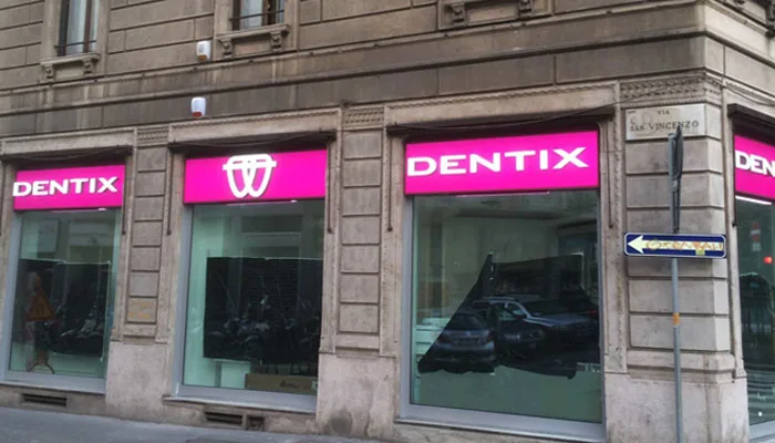 Insegne luminose a pannello in plexiglass e lettere singole Dentix