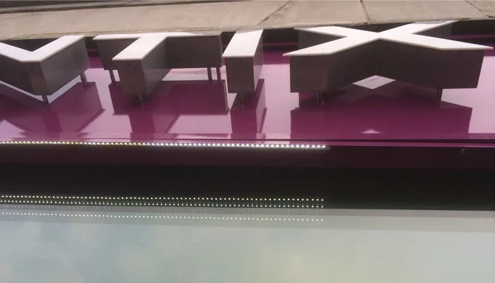 Dettaglio lettere singole su pannello in plexiglass insegna luminosa Dentix
