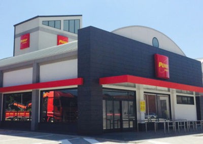 Insegne luminose a a cassonetto su facciata supermercato Penny Market
