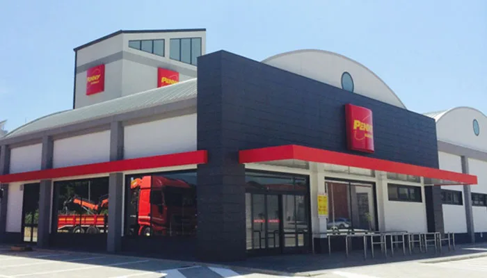 Insegne luminose a a cassonetto su facciata supermercato Penny Market