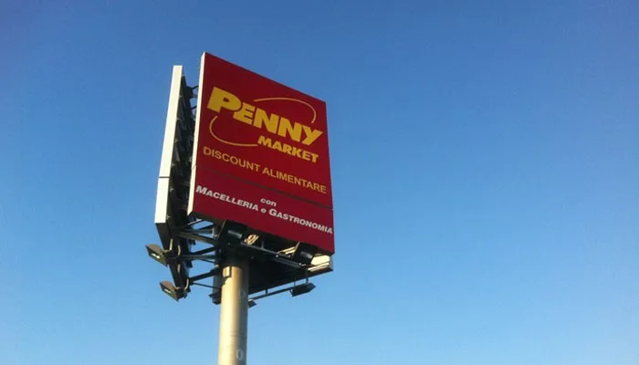 Insegna luminosa a totem per Penny Market