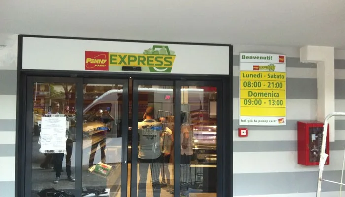 Insegna luminosa a cassonetto sopra porta ingresso Penny Market