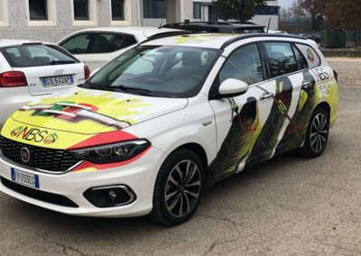 Personalizzazione veicoli con adesivi