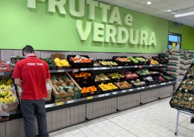 Insegna a Lettere singole in polistirolo colorato per allestimento supermercato Penny Market