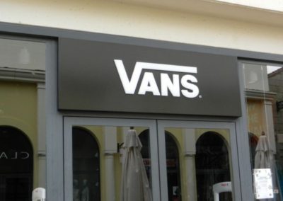 Insegna a Cassonetto con pannello tridimensionale Vans